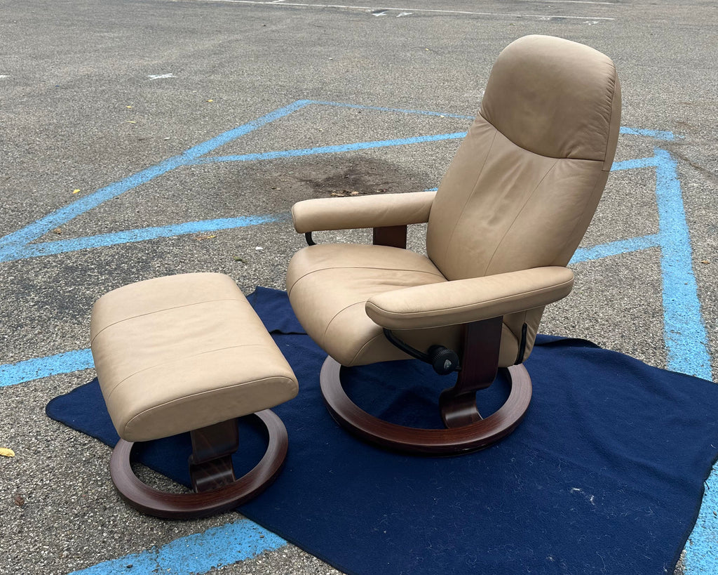 Ekornes Stressless Leather Lounge Chair and Ottoman
