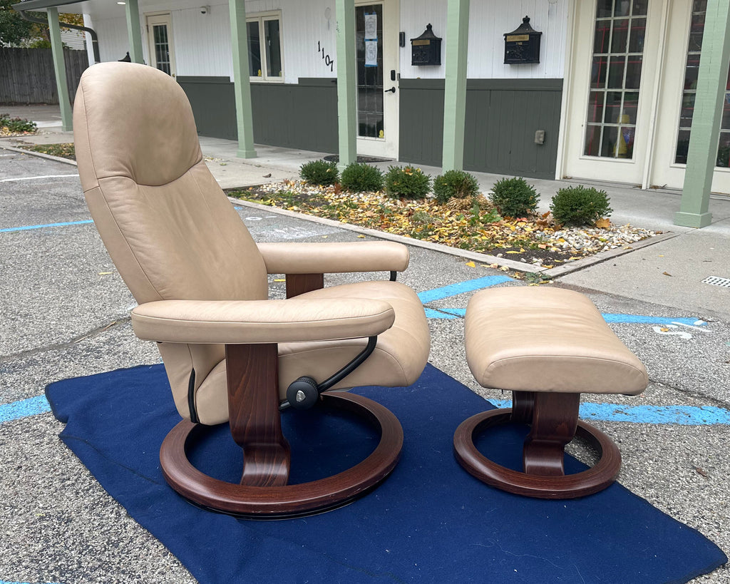 Ekornes Stressless Leather Lounge Chair and Ottoman